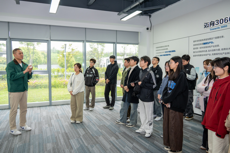MG冰球突破官网网站师生赴上海融和元储能源有限公司参观学习 MG冰球突破官网网站师生赴上海融和元储能源有限公司参观学习